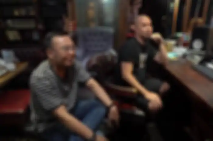 Bikin demo lagu 'Kita Tidak Sedang Bercinta Lagi', Ari Lasso bilang gitaris Andra Ramadhan nggak ikut iuran bayar biaya sewa studio rekaman.