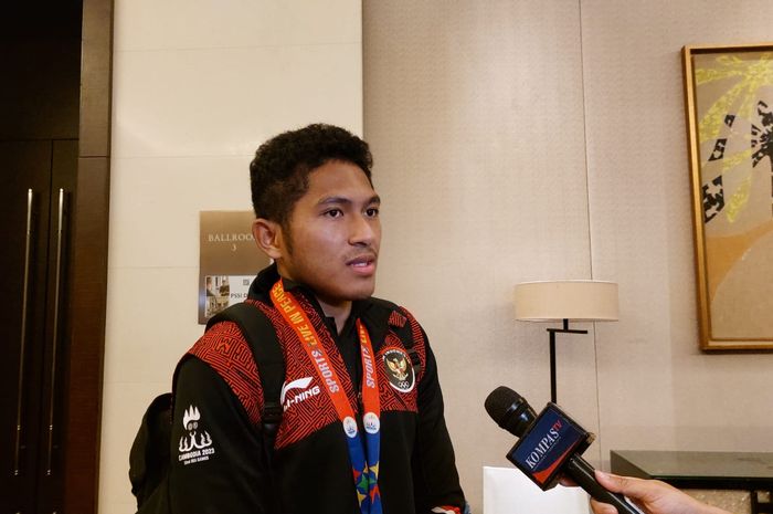 Winger timnas U-22 Indonesia, Fajar Fathur Rahman saat memberi keterangan kepada awak media seusai ikut membawa pulang medali emas SEA Games 2023.