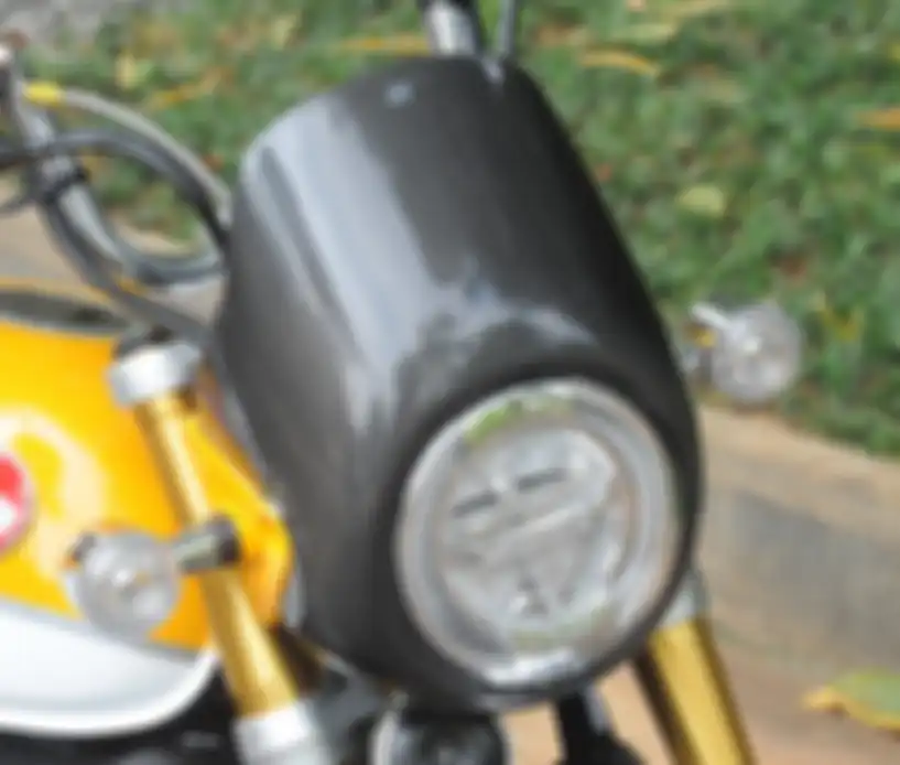 Di atas lampu utama ada cover berbahan karbon