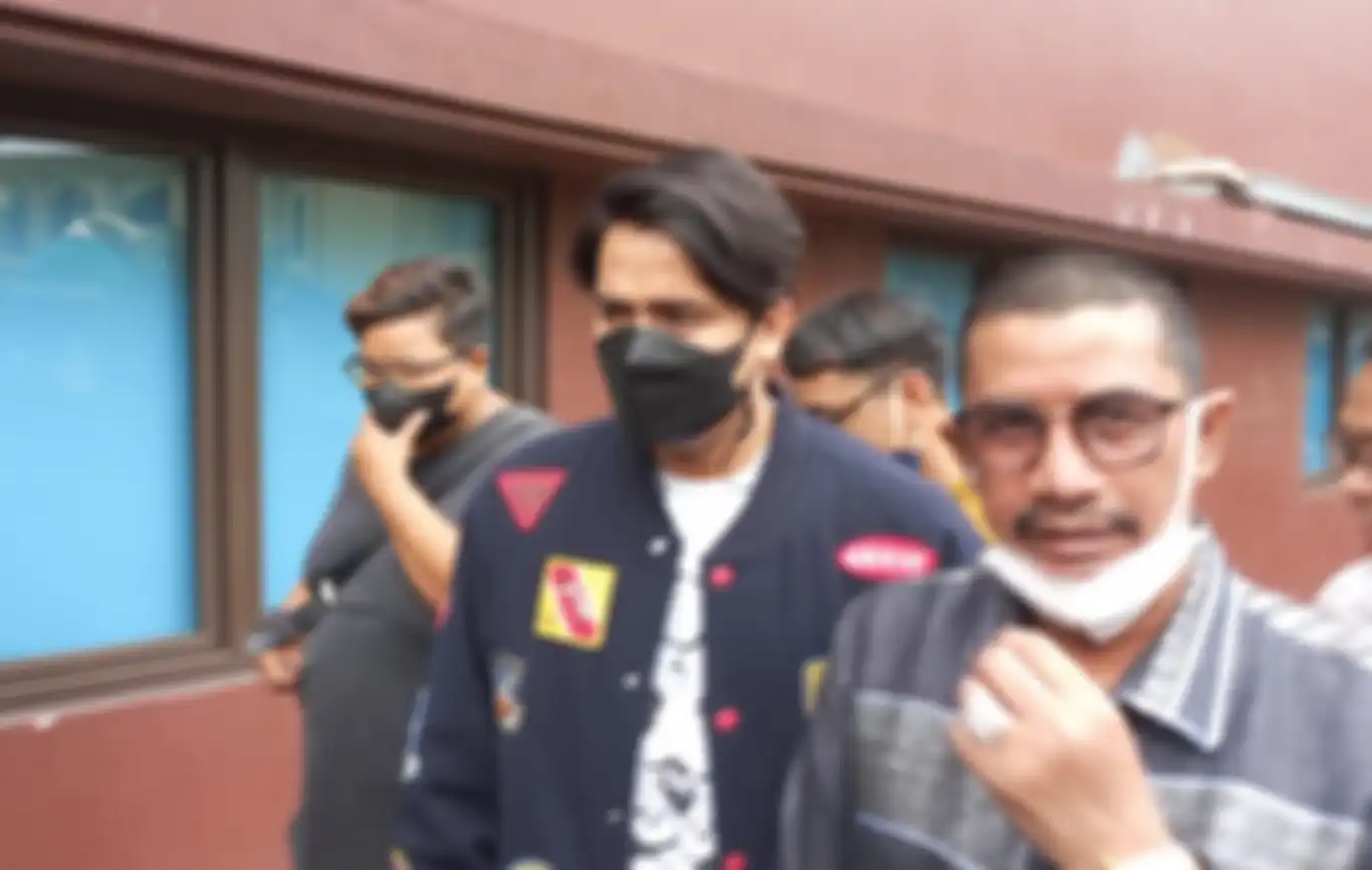 Billy Syahputra saat memenuhi panggilan  Bareskrim Mabes Polri terkait DNA pro.