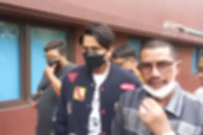 Billy Syahputra saat memenuhi panggilan  Bareskrim Mabes Polri terkait DNA pro.