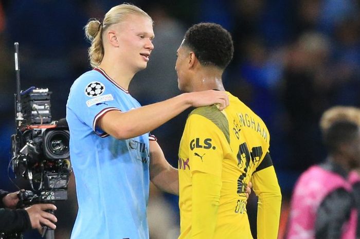 Striker Manchester City, Erling Haaland, berbicara dengan gelandang Borussia Dortmund, Jude Bellingham, seusai laga Grup G Liga Champions di Stadion Etihad, Rabu (14/9/2022).