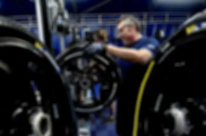 Teknisi Michelin sedang bekerja
