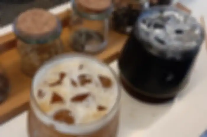 Kopi Slash Tea hadirkan menu kopi unik dengan arang dan taburan glitter. 