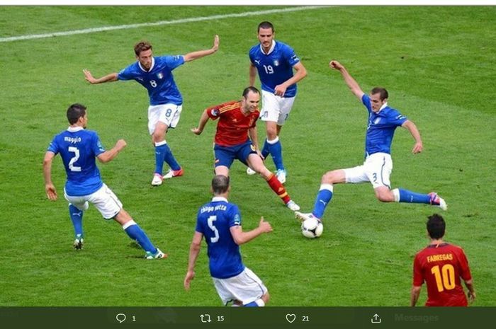 Legenda Spanyol, Andres Iniesta, dikelilingi 5 pemain Italia. Salah satu foto epik dalam duel kedua tim di Piala Eropa 2012.