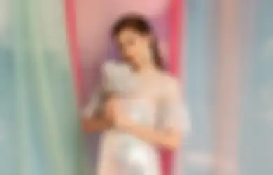 Kondangan Pakai Dress Putih? Ini 4 Gaya Mikha Tambayong yang Bisa Jadi Inspirasi