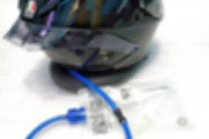 Slang minum di helm 