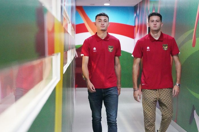 Dua calon pemain naturalisasi timnas U-20 Indonesia Ivar Jenner dan Justin Hubner saat berada di kantor PSSI, Senin (24/10/2022).