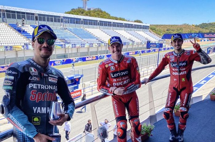 Para penghuni podium balapan MotoGP Spanyol 2021 (dari kiri ke kanan), Franco Morbidelli, Jack Miller, dan Francesco Bagnaia.