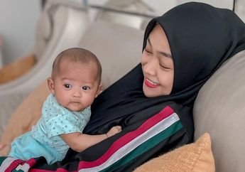 Moana Pertama Kali Naik Pesawat, Begini Cara Ria Ricis Buat Nyaman sang Anak dalam Perjalanan