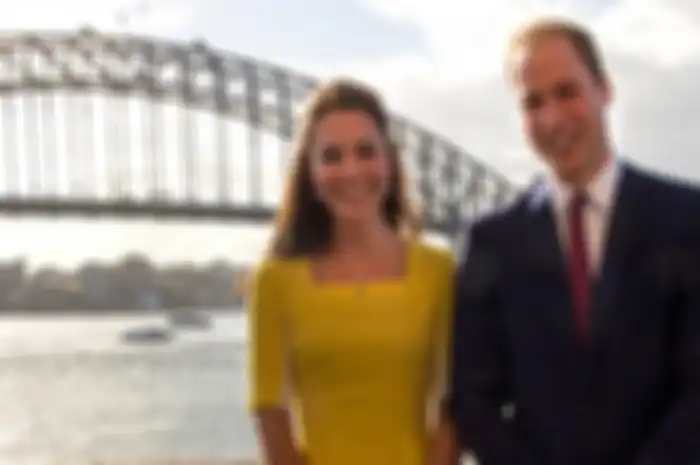 Penampilan Kate Middleton pakai dress kuning.