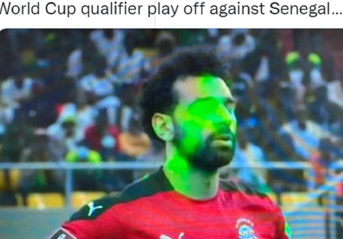 Momen Mohamed Salah disorot laser oleh pendukung Senegal sebelum melakukan eksekusi tendangan penalti dalam kualifikasi Piala Dunia 2022 antara Mesir vs Senegal, Rabu (30/3/2022) dini hari WIB.