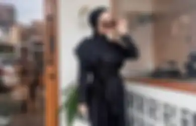 5 Model Dress Hitam Simpel Tapi Anggun Buat OOTD Hijab Kondangan!