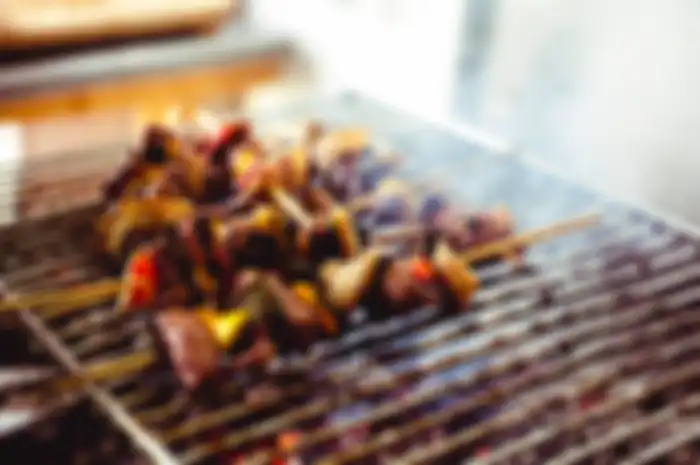 Sate, salah satu jenis makanan yang dibakar.