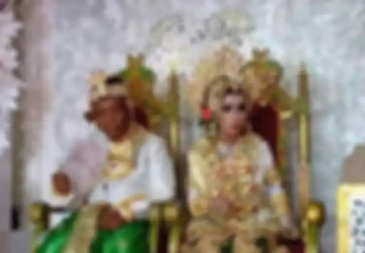 Terlihat Jijik dengan Pasangannya saat Melangsungkan Pernikahan, Pengantin Wanita Terpaut Usia 50 Tahun Lebih Muda Juga Lakukan Ini