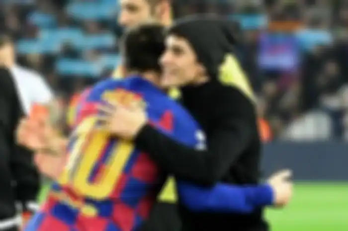 Marc Marquez berpelukan dengan idola beratnya di sepakbola, Lionel Messi, saat jadi tamu kehormatan seremoni kick-off partai El Clasico La Liga, (18/12/2019)