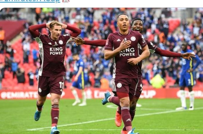 Youri Tielemans merayakan gol yang dia cetak ke gawang Chelsea yang sekaligus membawa Leicester City menjuarai Piala FA bersama dengan Marc Albrihgton dan Kelechi Iheanacho.