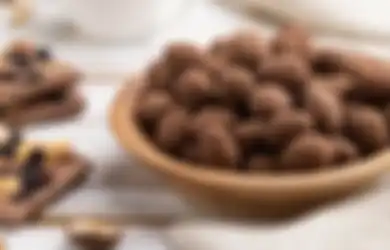 Pencinta Cokelat! Cobain Resep Camilan Manis Almond Balut Cokelat 