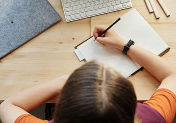 Cari Contoh Kalimat Transitif dan Kalimat Intransitif, Materi Kelas 4 SD Kurikulum Merdeka 