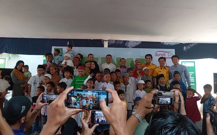 Sunatan massal di Rumah Quran Musawarah di Ciputat, Tangerang Selatan pada Minggu (22/10/2023).