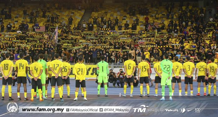 Pemain timnas Malaysia memberikan penghormatan ke suporternya seusai mengalahkan timnas Sri Lanka pada laga persahabatan di Stadion Nasional Bukit Jalil, Kuala Lumpur, 5 Oktober 2019.