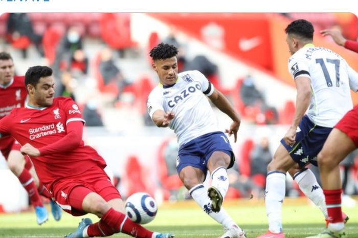 Momen striker ASton Villa, Ollie Watkins (tengah) melepaskan tembakan yang berujung gol ke gawang Liverpool dalam laga pekan ke-31 Liga Inggris 2020-2021.