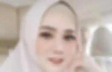 Cara Duduk Mulan Jameela yang Naikkan Kaki ke Kursi Dikritik, Begini Balasan Menohoknya