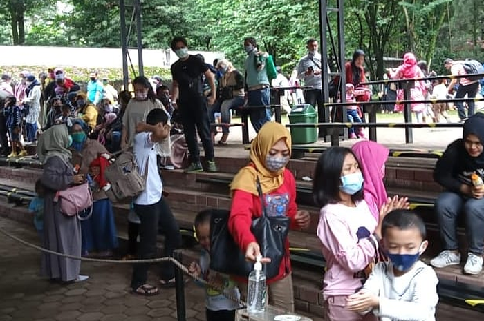 Suasana di Kebun Binatang Bandung , Minggu (1/11/2020) .