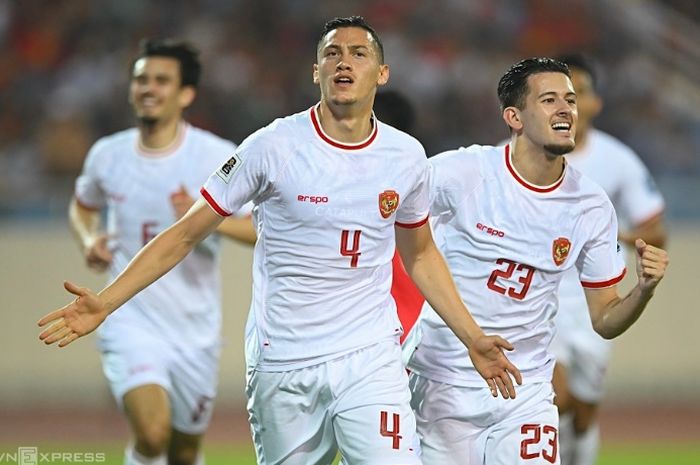 Bek Timnas Indonesia Jay Idzes (tengah) selebrasi gol ke gawang Vietnam dalam Kualifikasi Piala Dunia 2026 di Stadion My Dinh, Hanoi, 26 Maret 2024.