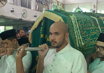 Usai Disalatkan, Jenazah Titiek Puspa Diberangkatkan ke TPU Tanah Kusir untuk Dimakamkan