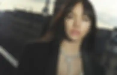 Jadi Trending Topic, Penampilan Lisa BLACKPINK Serba Hitam Jadi Sorotan di Pameran Celine's Men's Winter 2023