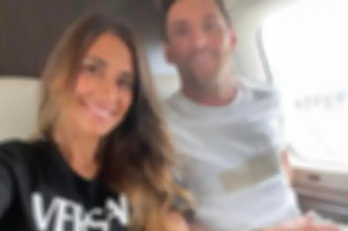 Lionel Messi bersama istrinya, Antonella Rocuzzo, di pesawat jet pribadi dalam penerbangan ke Paris untuk menuntaskan perpindahannya ke PSG, Selasa (10/8/2021).