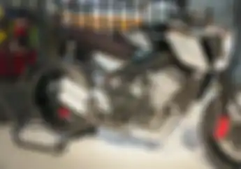 Sedih, Hanya Bermodal Cangkul Pria Ini Bertekad Tutup Semua Lubang di Jalan Mumbai
