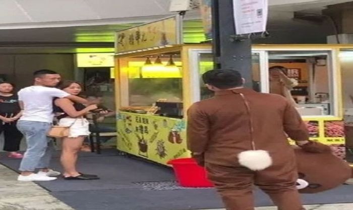 Pria berkostum pergoki kekasihnya selingkuh.