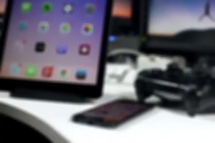 iPad, iPhone, dan joystick PS4