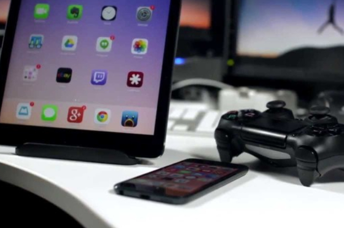 iPad, iPhone, dan joystick PS4