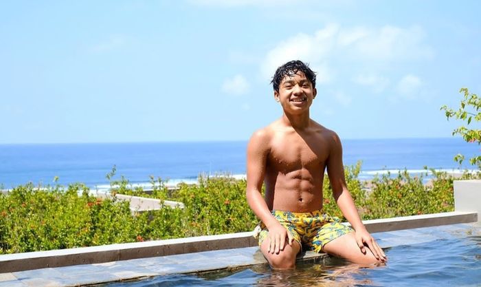 Betrand Peto pamer perut Sixpack.