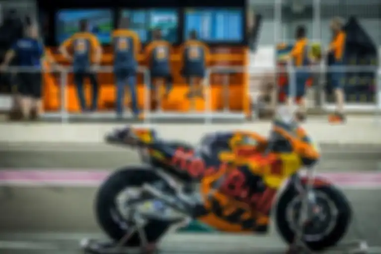 Kru KTM melihat balapan dari pit lane