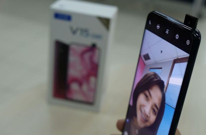 Kamera pop up beresolusi 32MP milik Vivo V15 hanya membutuhkan waktu 0,46 detik untuk siap mengambil jepretan