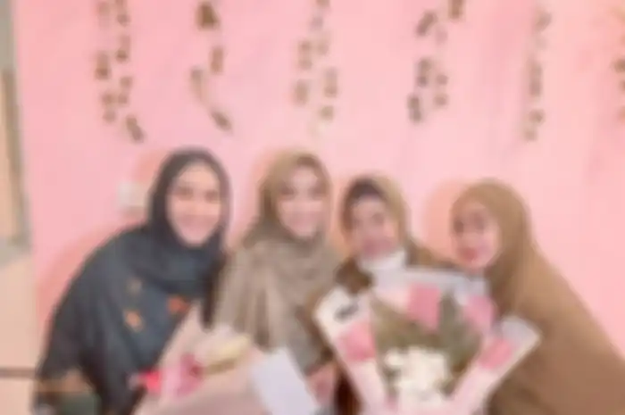 Ria Ricis bersama para kakak dan ibundanya