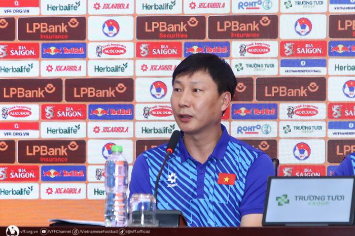 Pelatih Timnas Vietnam, Kim Sang-sik, hadir dalam konferensi pers jelang pertandingan melawan Rusia di ajang LPBank Cup 2024.