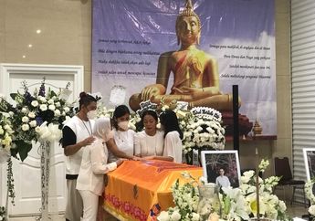 Begini Momen Haru Dee Lestari dan Keluarga Menitikkan Air Mata Saat Tutup Peti Jenazah Reza Gunawan