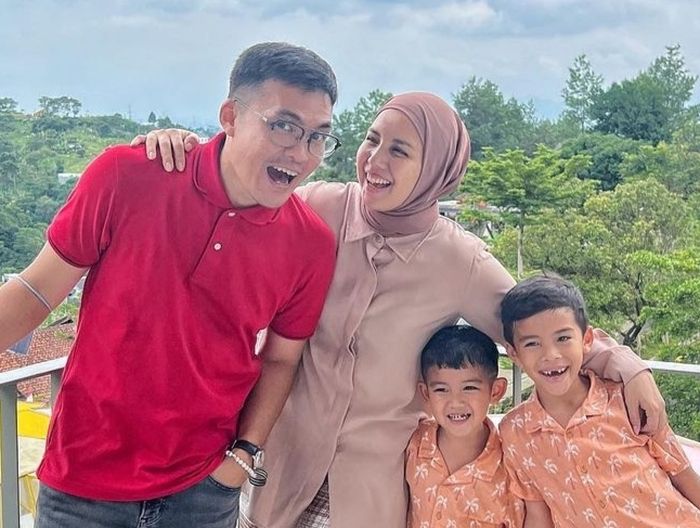 Tya Ariestya bersama keluarga 