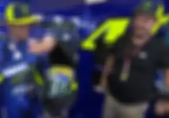 Video Detik-detik Valentino Rossi Pamer Helm Baru 'Back To Misano' di Paddock Yamaha