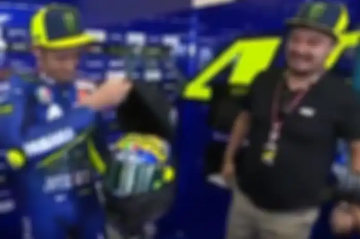 Valentino Rossi ditemani sahabatnya Uccio pamer helm baru bertuliskan Back To Misano.