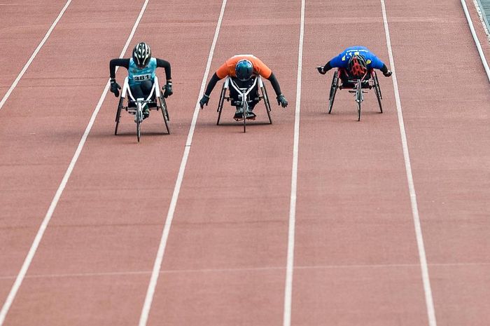 Suasana perlombaan lari dari cabang para atletik di Peparnas Solo 2024. Lomba berlangsung di Stadion Sriwedari, Solo, Jawa Tengah, Oktober 2024. 