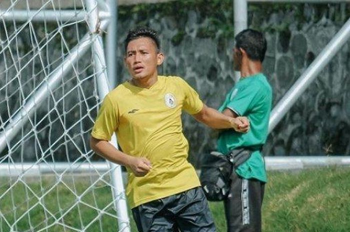 Pemain belakang PSS Sleman, Derry Rachman Noor.