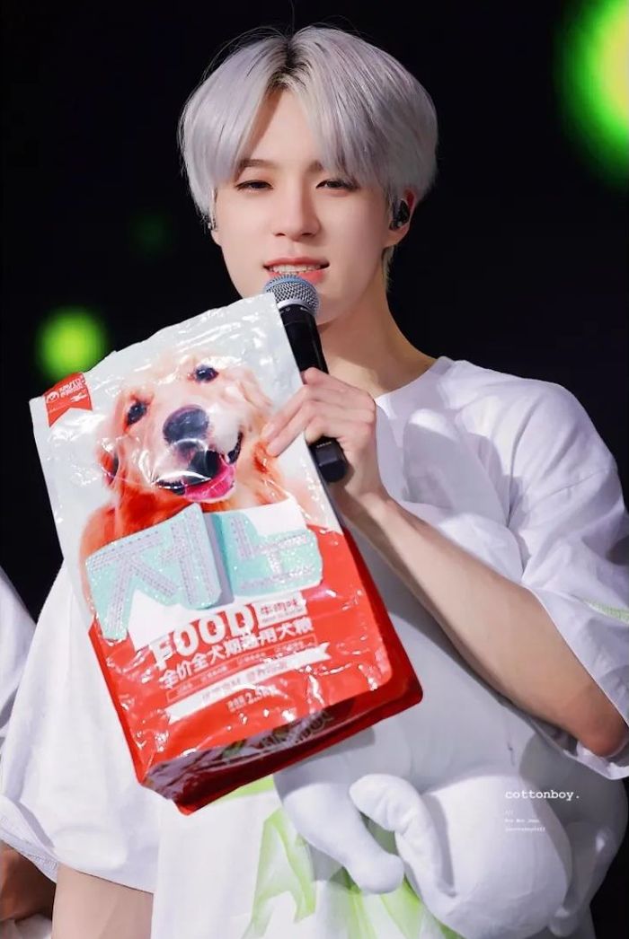 Potret Jeno NCT Dream saat mendapatkan hadiah dengan bungkus makanan anjing saat konser di Kuala Lumpur