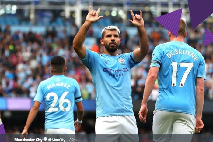 Striker asal Argentina, Sergio Aguero, seusai mencetak gol untuk Manchester City.