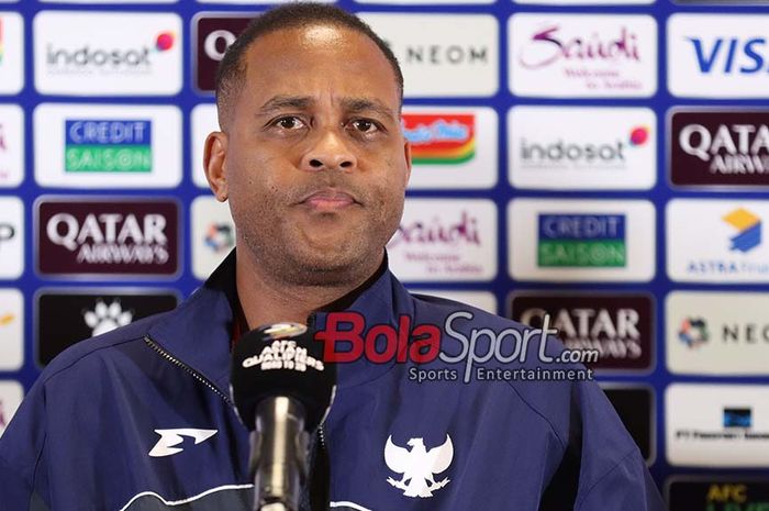 Pelatih Timnas Indonesia, Patrick Kluivert, sedang memberikan keterangan kepada awak media di Media Center Stadion Gelora Bung Karno, Senayan, Jakarta, Senin (24/3/2025).